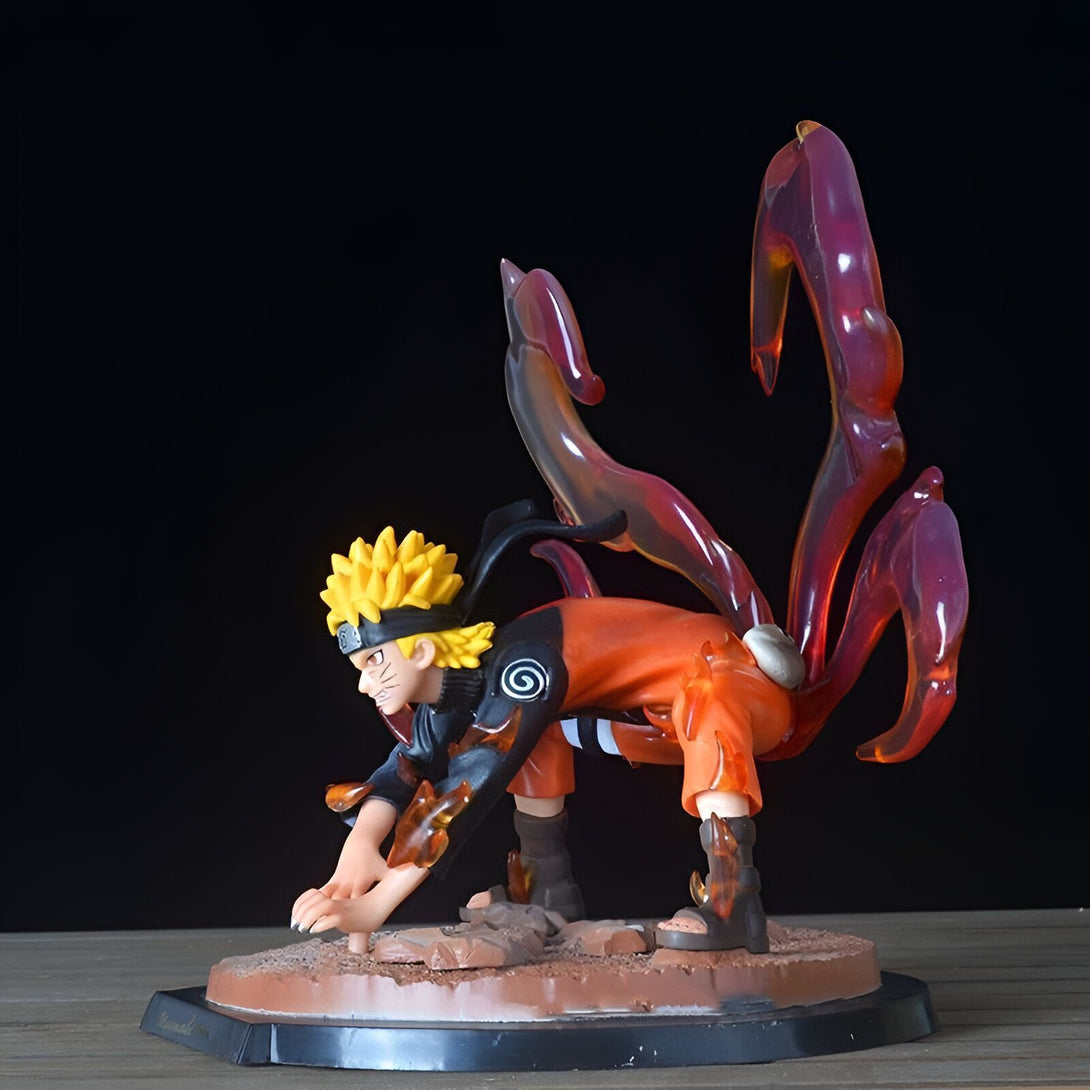 Naruto Uzumaki, le personnage principal de l'anime Naruto, dans une pose dynamique avec son chakra de renard à neuf queues. Il est représenté avec son costume orange caractéristique et sa bande de tête. Cette figurine de collection est un excellent cadeau pour tout fan de Naruto.