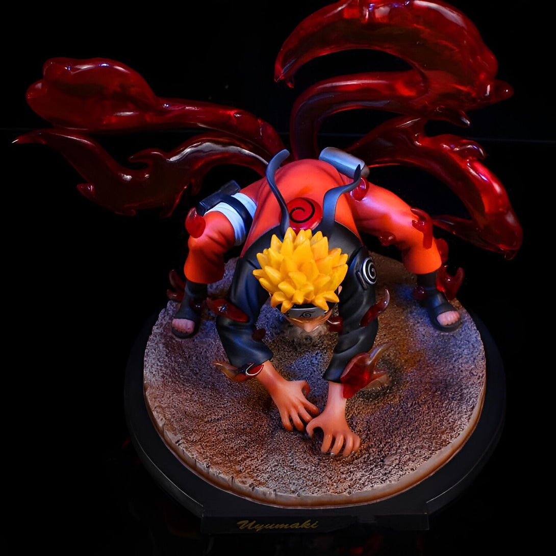 Statue de Naruto Uzumaki en mode Kurama, avec sa queue de chakra rouge et ses griffes.  Il est représenté en train de se préparer à attaquer, les yeux fixés sur sa cible. Un excellent ajout à toute collection d'anime Naruto.