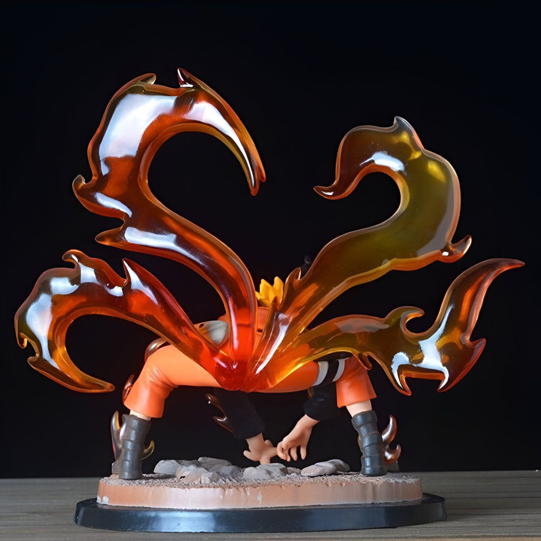 Naruto Uzumaki, le personnage principal de la série manga et anime Naruto, dans une pose dynamique avec son chakra du Kyûbi enflammé autour de lui. La figurine est de haute qualité et capture parfaitement les détails du personnage.