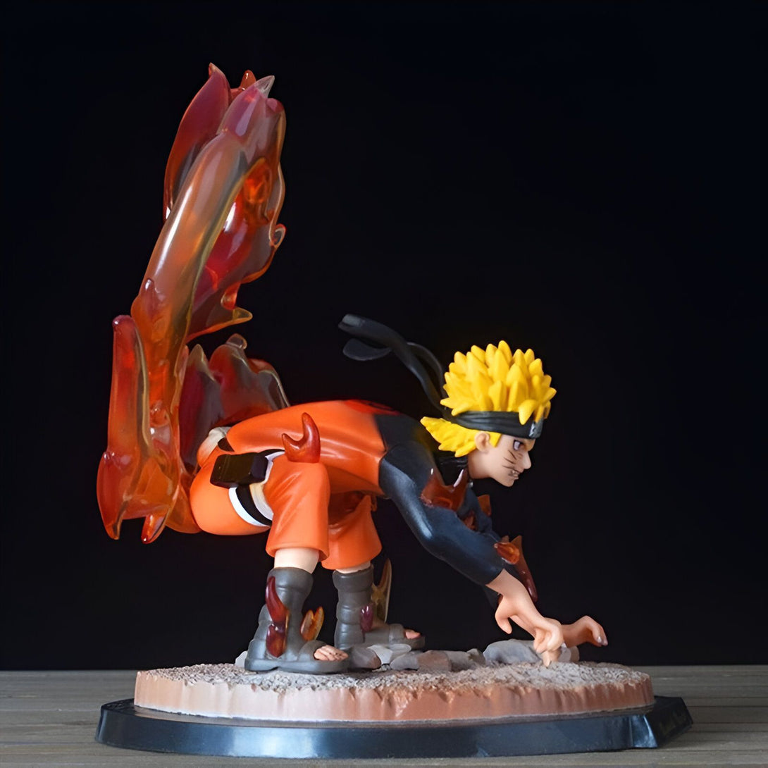 Statuette de Naruto Uzumaki en mode Kyûbi, avec des flammes orange et jaunes, sur un socle noir.