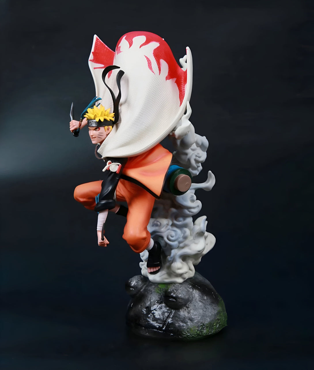 Naruto Uzumaki en mode Sage des Six Chemins avec son manteau blanc et ses kunaïs. Cette figurine représente l'un des moments les plus emblématiques de l'anime Naruto.
