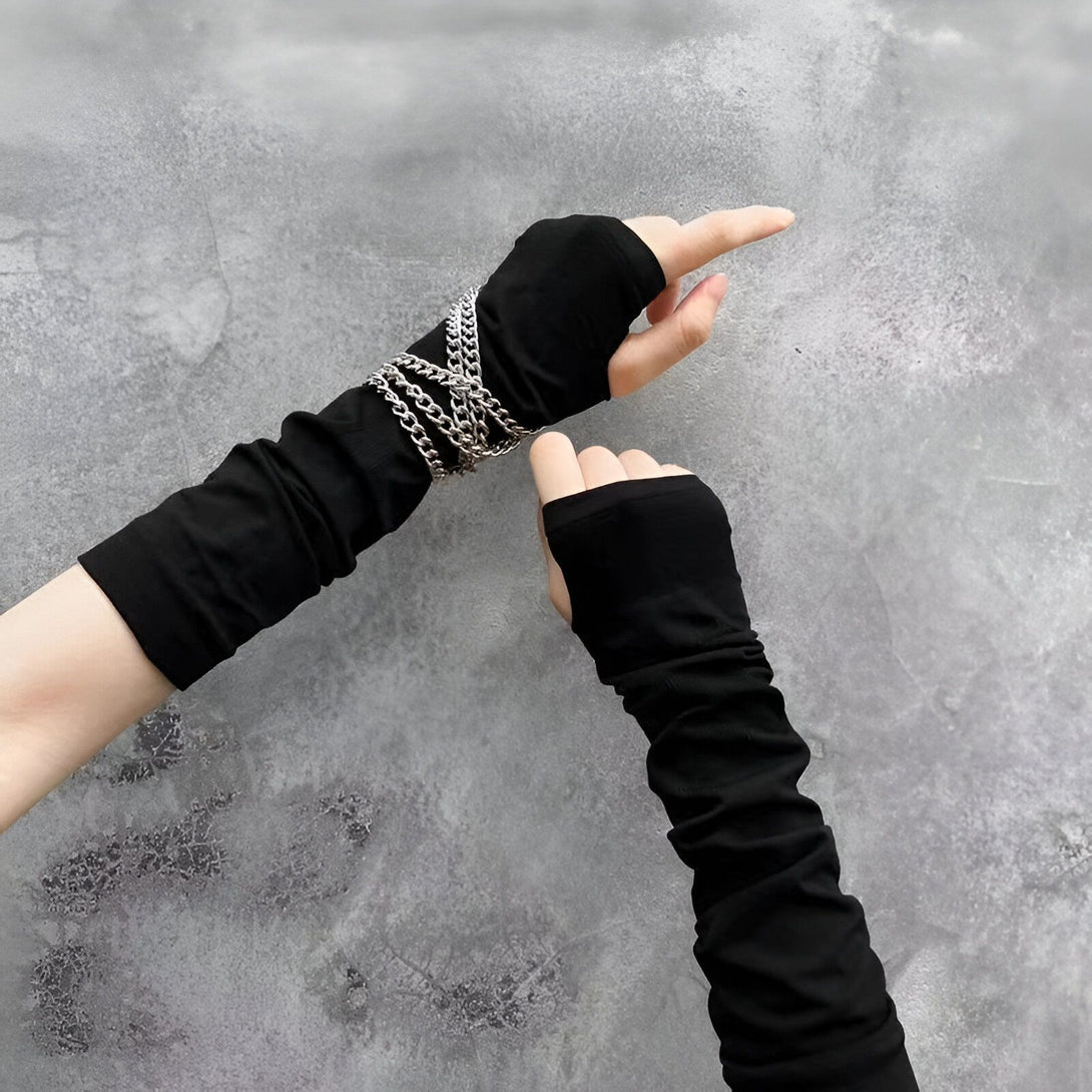 Gants noirs sans doigts en coton pour hommes et femmes, avec une chaîne en métal argenté autour du poignet. Idéal pour un look streetwear décontracté.