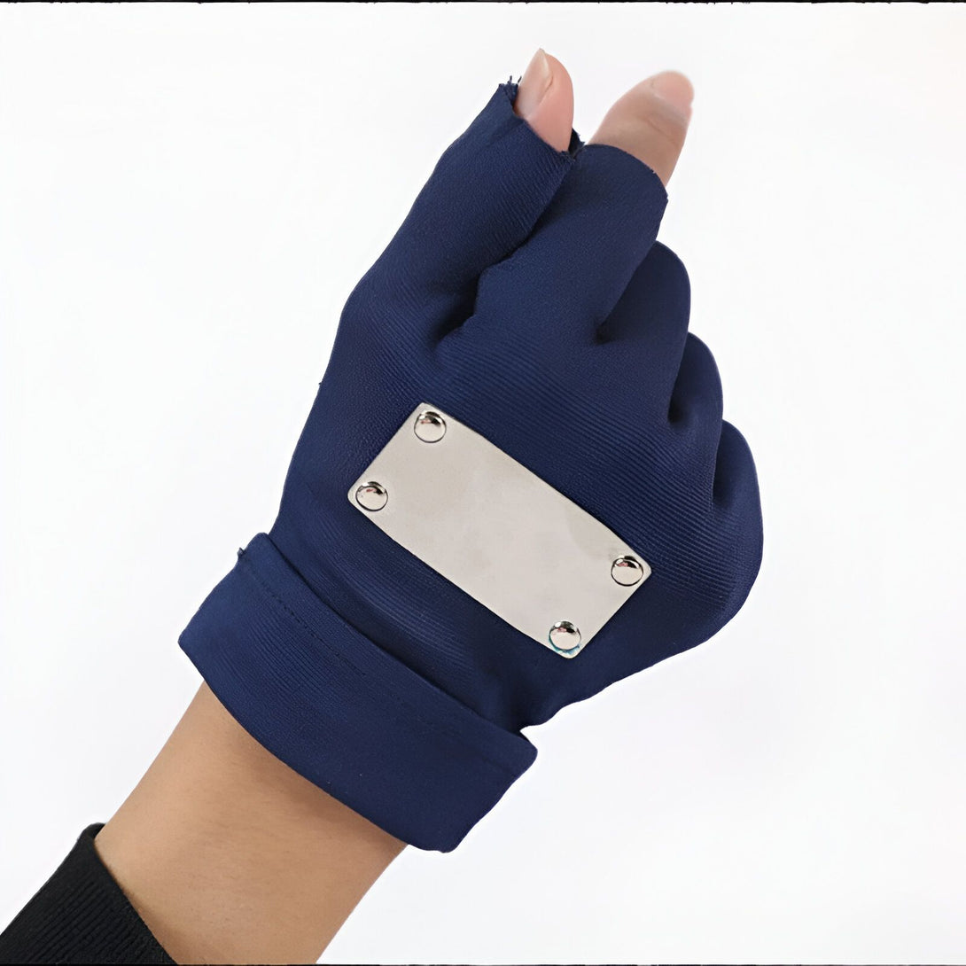 Gant bleu marine avec une plaque en métal argentée sur le dessus. Ce gant est parfait pour les fans de Naruto qui veulent compléter leur costume de Kakashi Hatake.