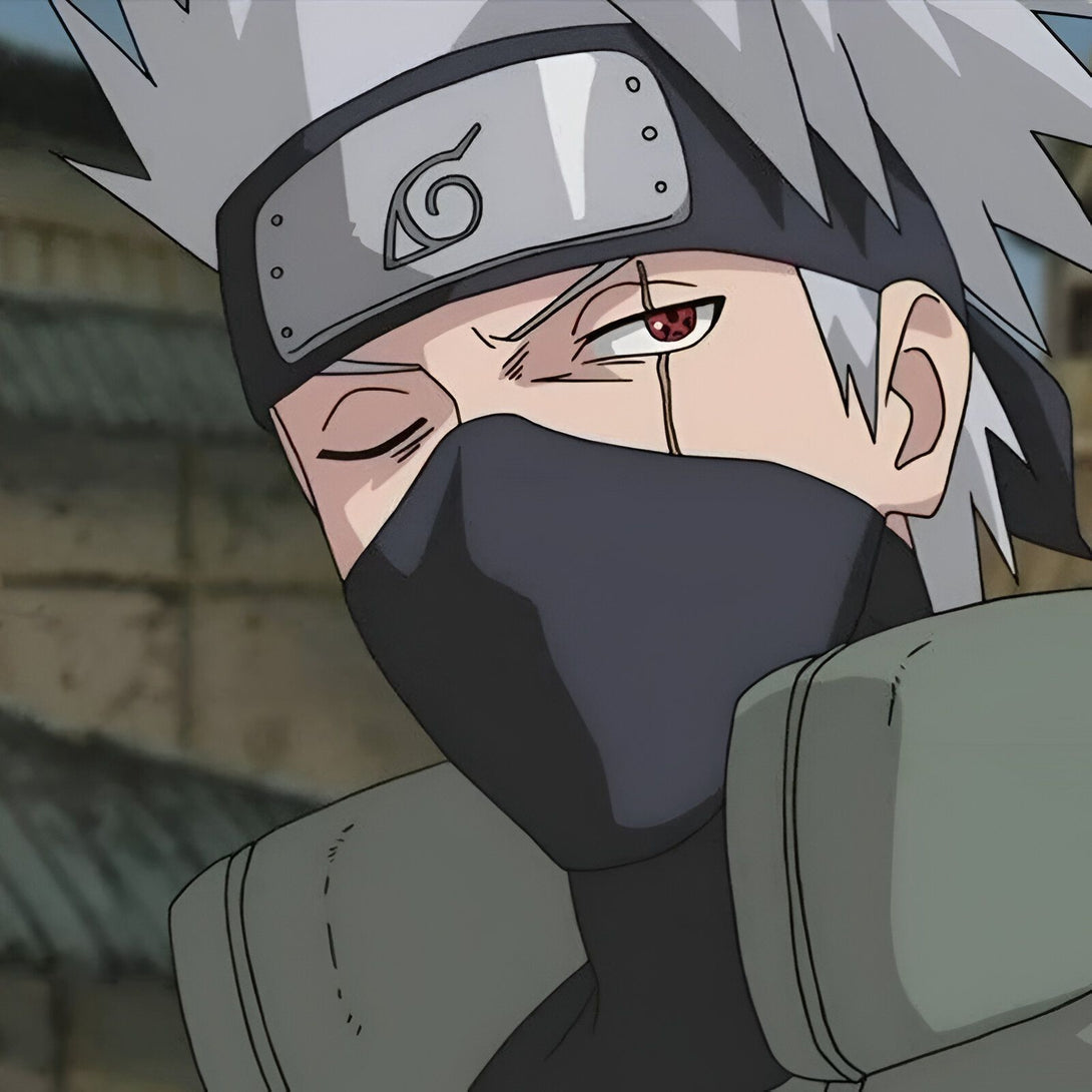 Kakashi Hatake, un personnage populaire de l'anime Naruto, avec ses cheveux blancs, son bandeau frontal et son Sharingan. Il porte un masque noir qui couvre une partie de son visage.
