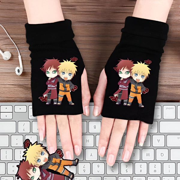 Une paire de mitaines noires avec des personnages de Naruto, Gaara et Naruto, imprimés dessus. Les mitaines sont posées sur un clavier d'ordinateur.