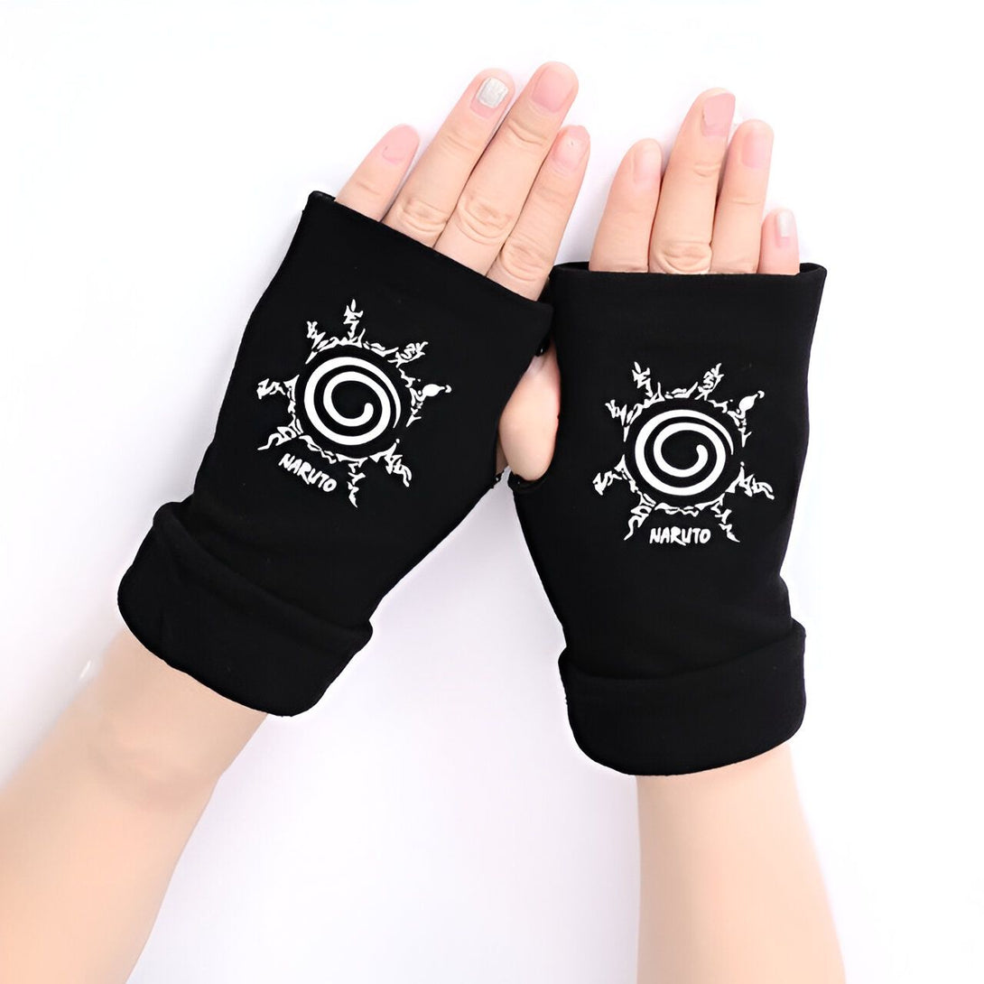 Une paire de mitaines noires avec le symbole de Naruto en blanc.  Les mitaines sont portées par une personne dont les mains sont visibles.  Le symbole de Naruto est un symbole de soleil stylisé avec un cercle en son centre.