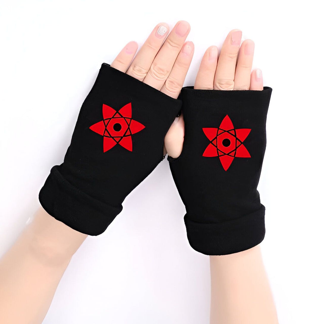 Une paire de gants noirs sans doigts avec le symbole rouge d'Akatsuki sur chaque gant.