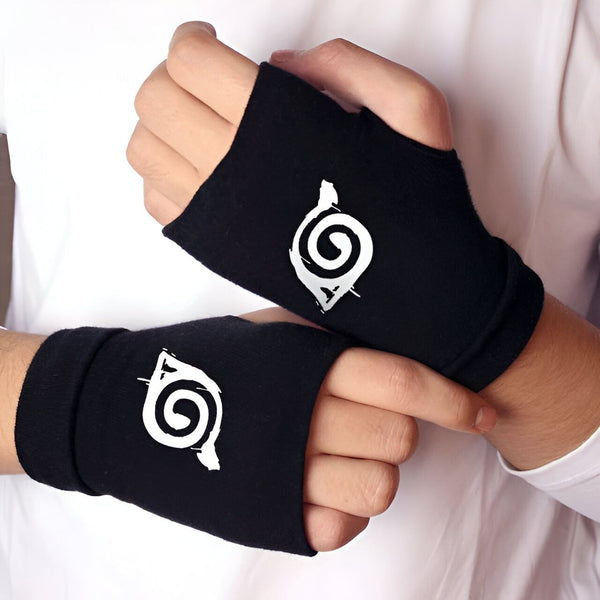 Une paire de mitaines noires avec le symbole du village caché de Konoha (feuille) imprimé en blanc. Ces mitaines sont un accessoire parfait pour les fans de Naruto.