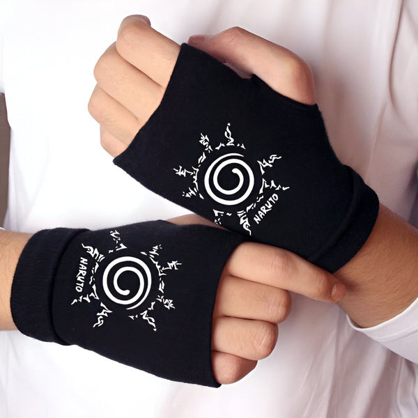 Une paire de mitaines noires avec le symbole du sceau du village caché de Konoha et l'inscription "Naruto". Des accessoires parfaits pour les fans de Naruto.