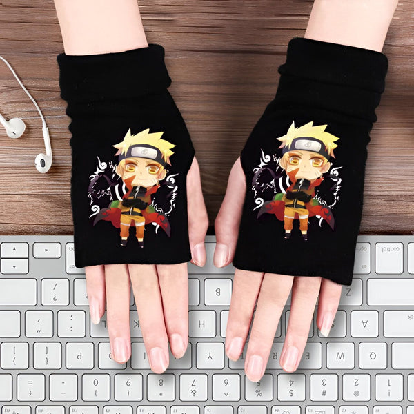 Une paire de mitaines noires avec un motif de Naruto dessus. Les mitaines sont posées sur un clavier d'ordinateur.