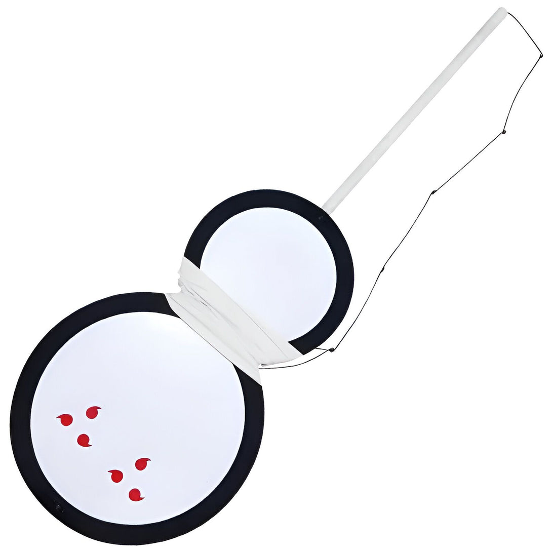 Un éventail de combat Naruto avec un motif rouge sur fond blanc, avec un manche en bois et une ficelle noire.