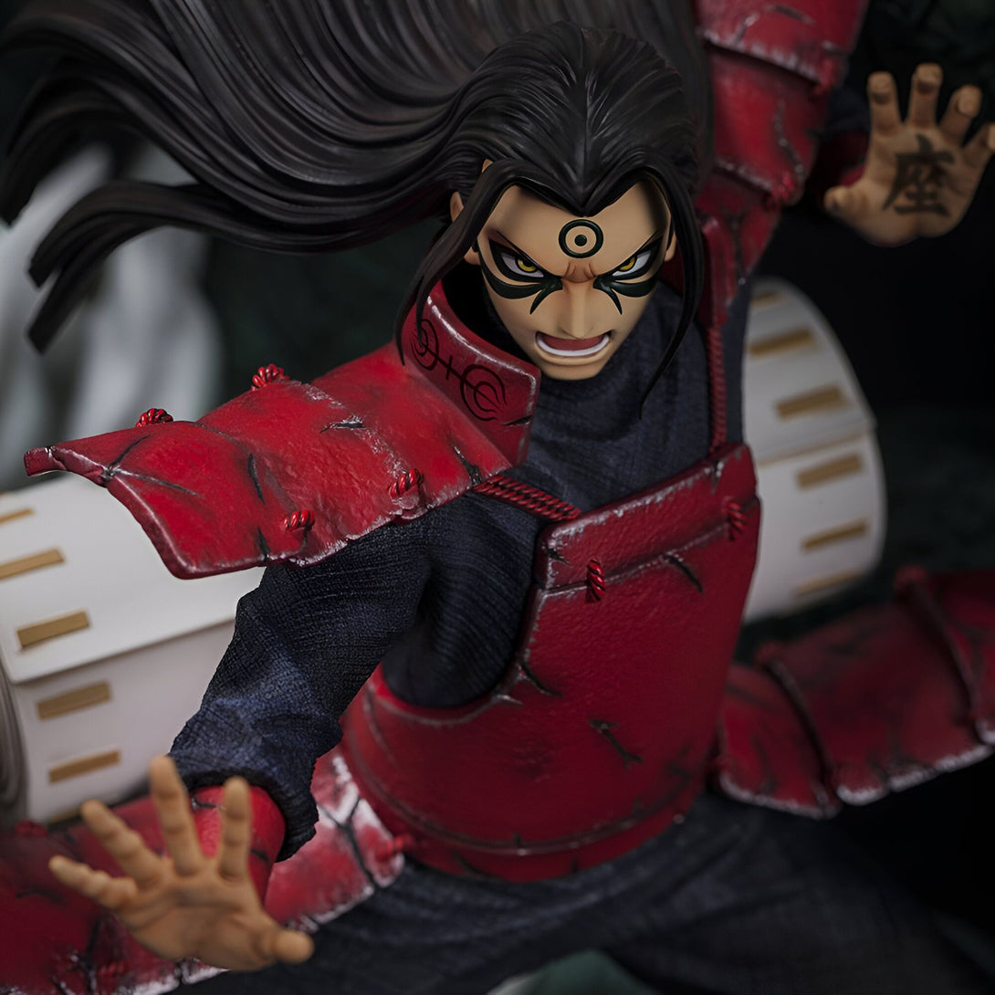 Figure de collection de Hidan, personnage de l'univers de Naruto, vêtu de sa tenue rouge et noire, avec son signe distinctif sur le front.