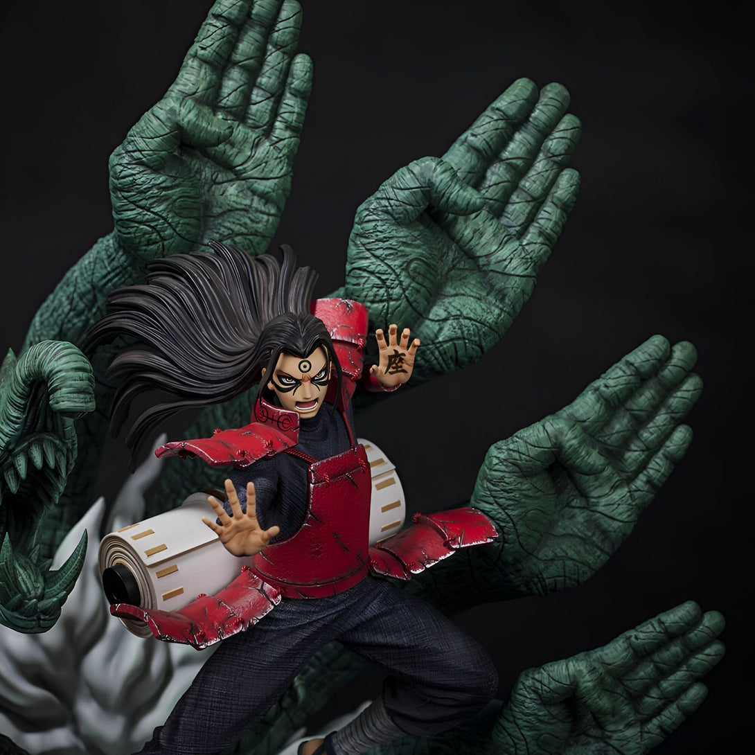 Statue de Hidan de Naruto Shippuden. Il est représenté avec ses longs cheveux noirs et son armure rouge. Il est entouré de plusieurs mains vertes qui ressemblent à des tentacules.