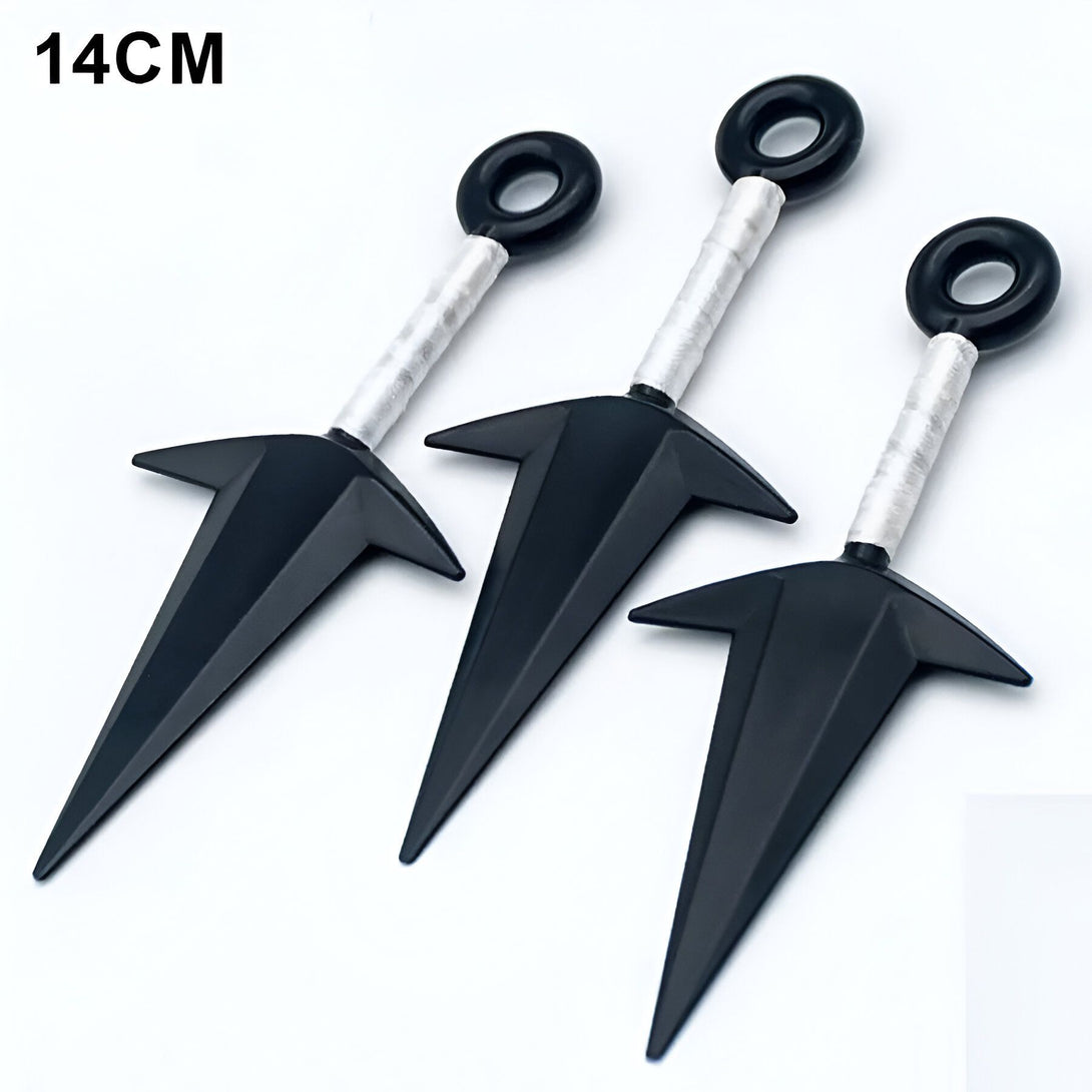 Trois shurikens noirs de 14 cm de long avec des cordes blanches. Ces armes de jet emblématiques de Naruto sont parfaites pour les fans de l'anime.
