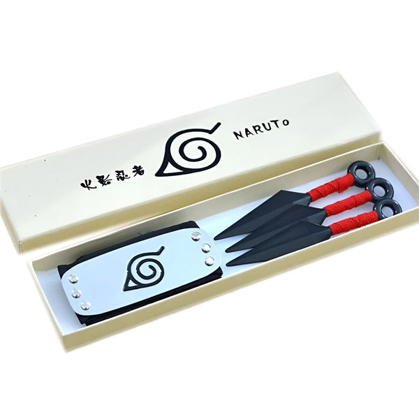 Un ensemble de trois kunais noirs avec des attaches rouges dans une boîte en carton avec le logo de Naruto et un bandeau frontal avec le symbole du village caché de Konoha.