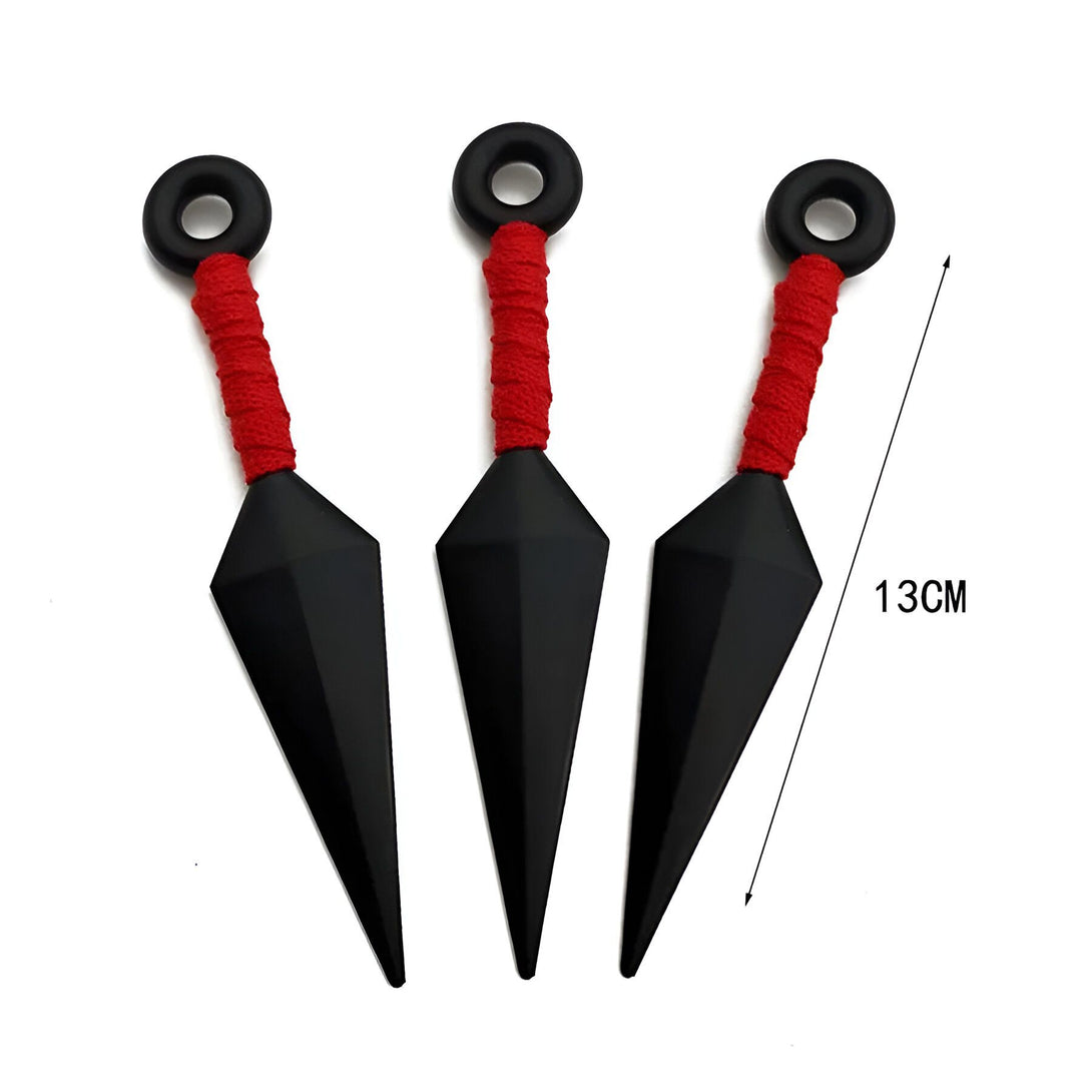 Ensemble de trois shurikens noirs avec des cordes rouges, mesurant 13 cm de long. Accessoires de cosplay Naruto.