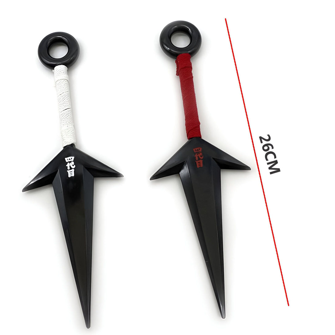 Deux kunaïs noirs de Naruto avec des poignées blanches et rouges. Les kunaïs ont un anneau au bout de la poignée et mesurent 26 cm de long.