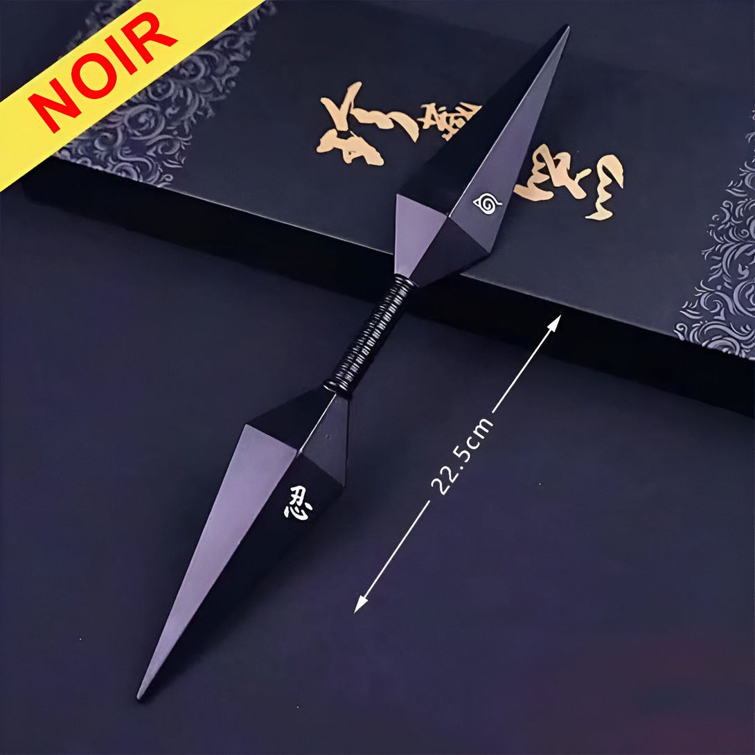 Deux kunaï noirs de Naruto mesurant 22,5 cm. Ils sont en métal et présentent le symbole du clan Uchiwa. Un excellent accessoire pour les fans de Naruto.