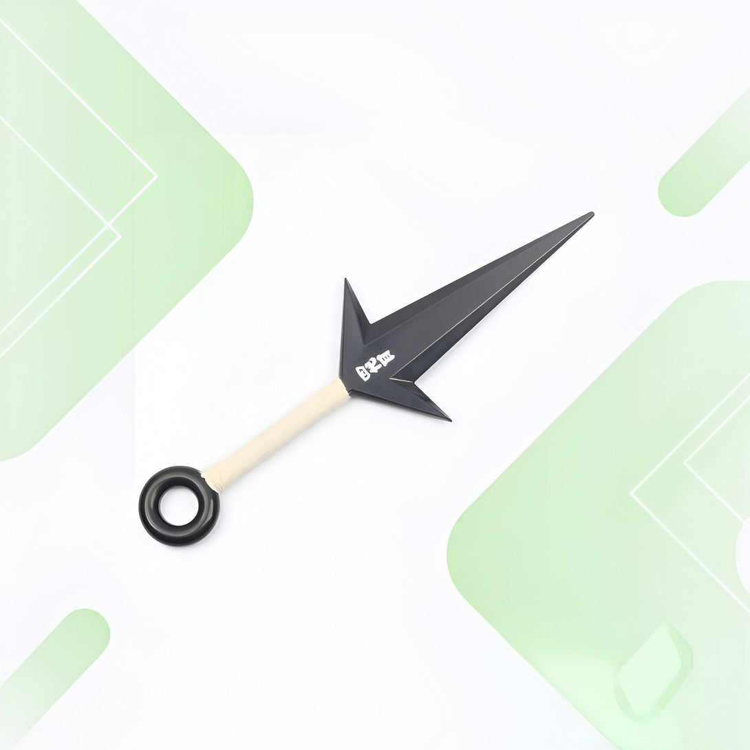 Une arme de jet en métal noire avec une corde blanche, sur un fond blanc.  Ce kunai est une arme populaire dans l'anime Naruto.  Il est idéal pour les fans de Naruto qui cherchent à compléter leur collection.