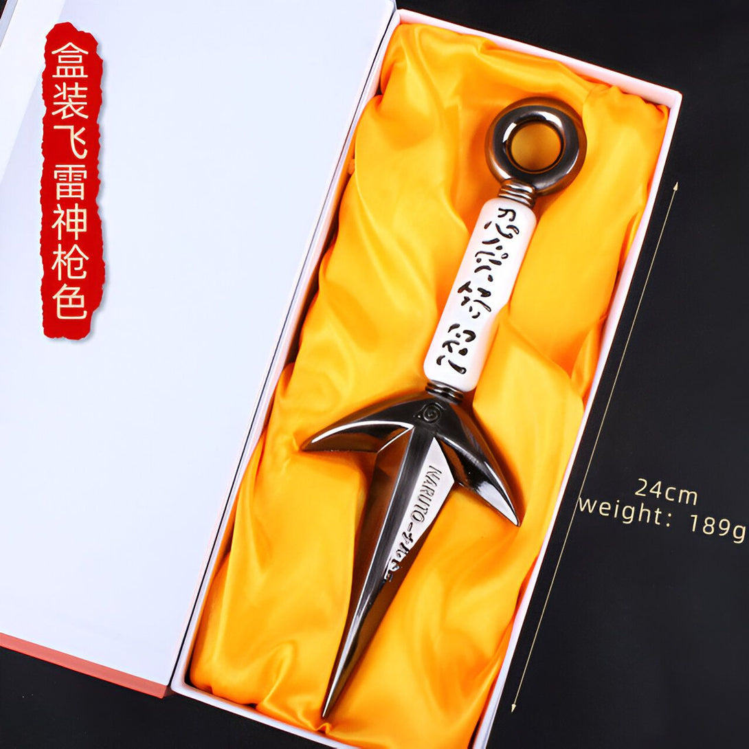 Un kunaï de Naruto, l'arme signature de l'anime, dans son coffret en velours jaune. La lame est en métal et arbore l'inscription "Naruto Uzumaki" et des kanji.