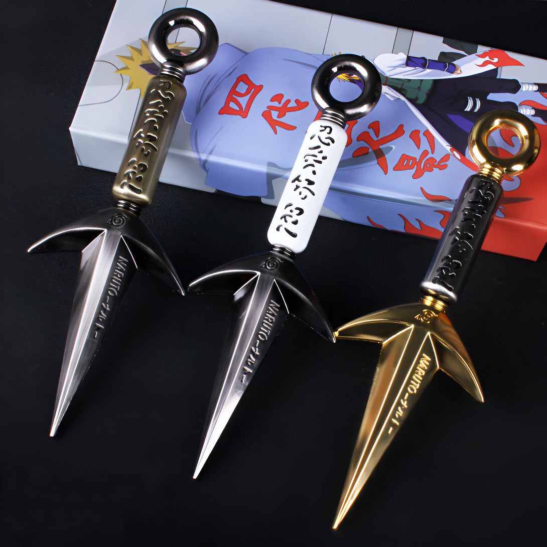 Trois kunais en métal de Naruto avec inscription "Naruto" et "723". Les kunais sont de couleur or, argent et blanc.