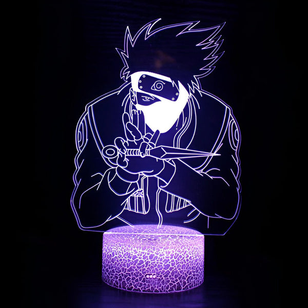 Lampe 3D à LED de Kakashi Hatake de Naruto, le montrant tenant un kunai. La lumière est violette et crée une ambiance mystérieuse. Un cadeau parfait pour les fans de Naruto.