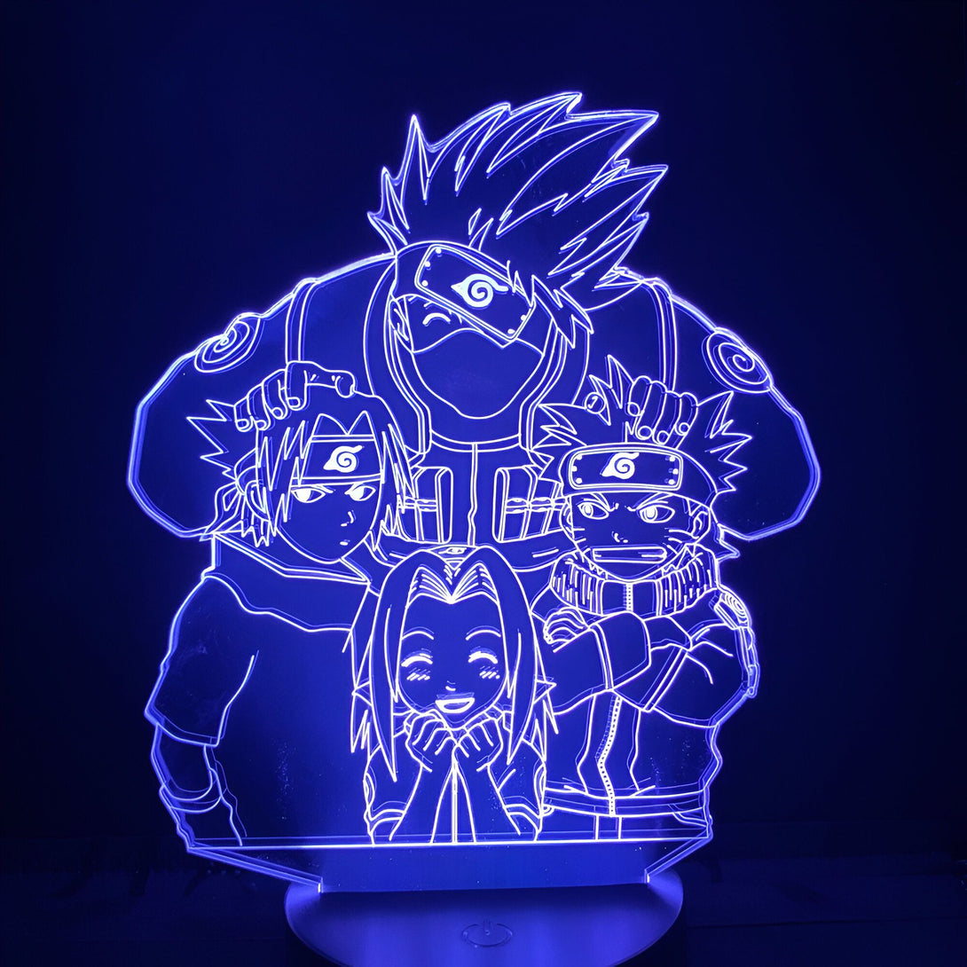 Lampe à LED représentant les personnages de Naruto : Kakashi, Sasuke, Naruto et Sakura, éclairée en bleu.