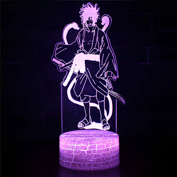 Lampe 3D à LED représentant le personnage de Naruto, Madara Uchiwa, avec son épée, sur une base violette.