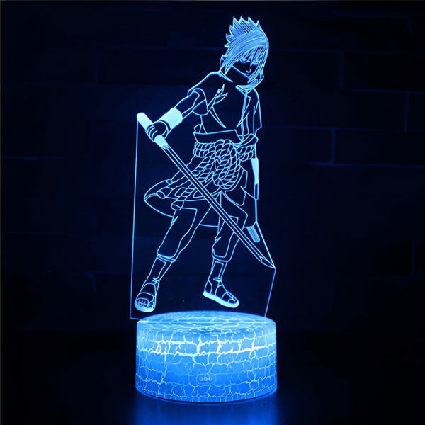 Lampe de nuit 3D représentant le personnage de Naruto, Sasuke Uchiha, tenant son épée. La lampe est bleue et éclairée.