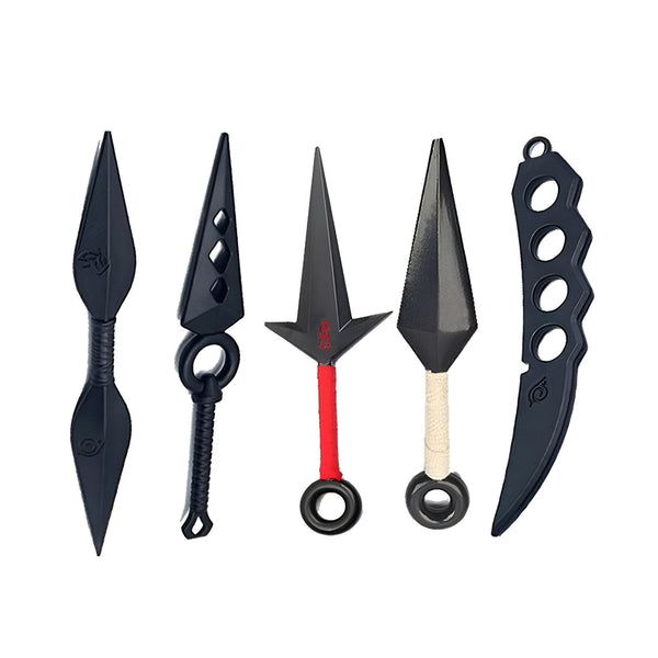 Ensemble de 5 armes de jet en plastique noir, ressemblant à celles utilisées par les ninjas dans l'anime Naruto. Les armes comprennent des kunai, des shuriken et une lame en forme de croissant de lune.