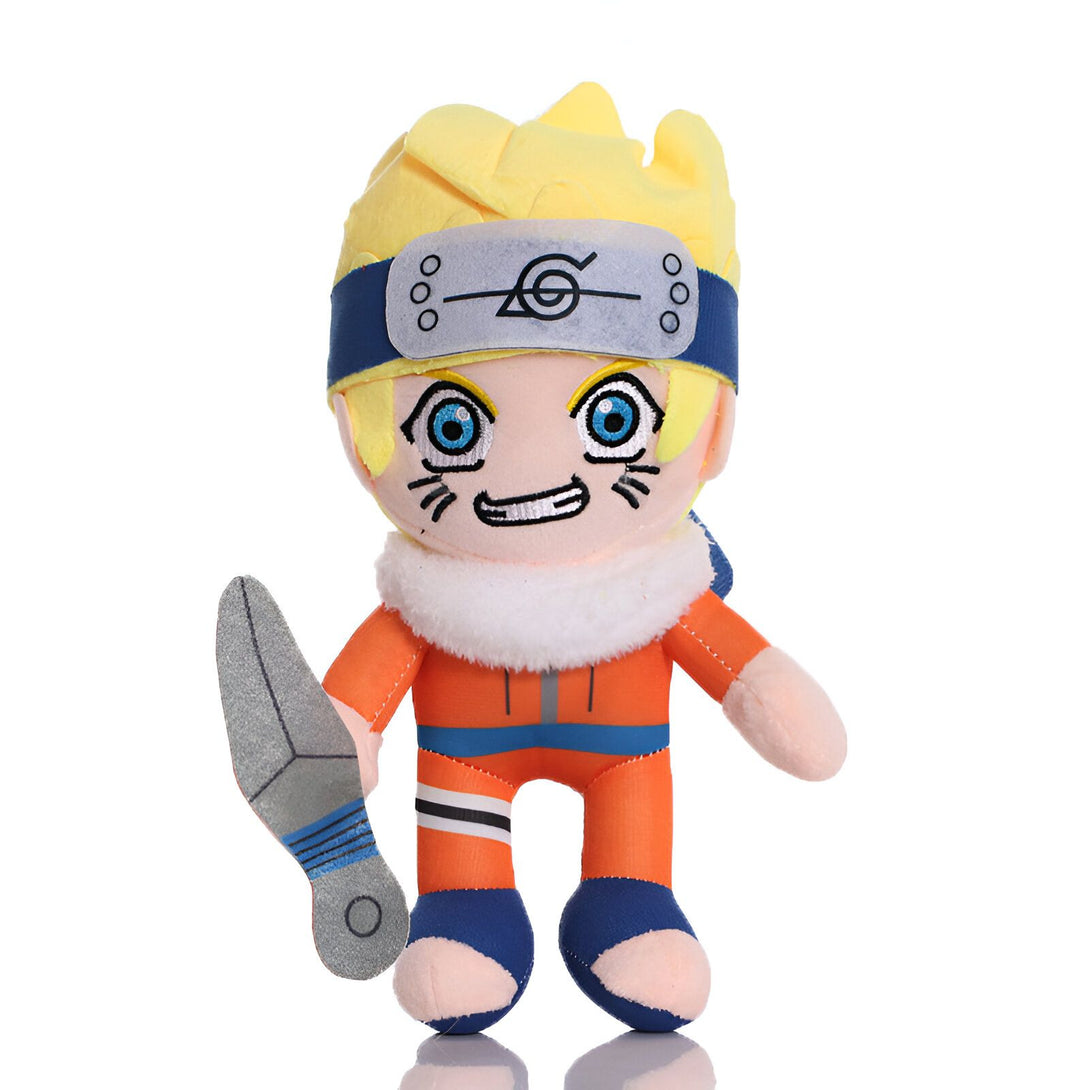 Peluche Naruto Uzumaki en tenue orange et bleue, tenant un kunai dans sa main gauche. Il porte un bandeau frontal bleu avec le symbole du clan Uzumaki.