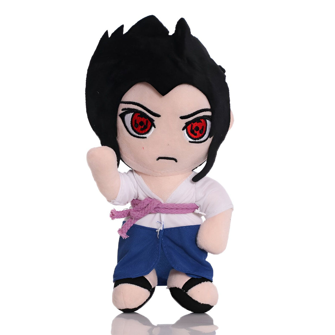 Peluche de Sasuke Uchiha de Naruto, avec ses yeux Sharingan rouge. Il porte son costume classique.