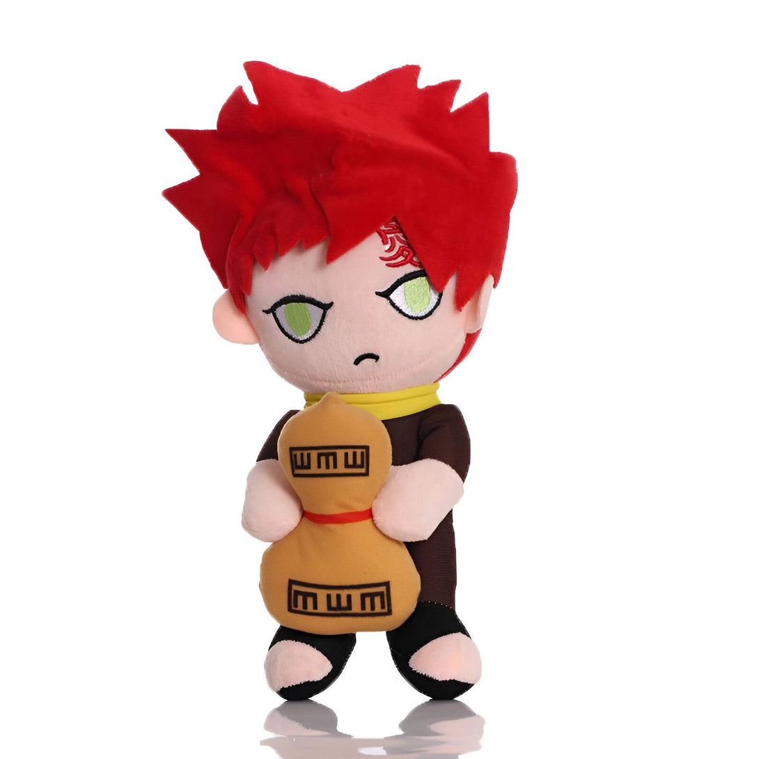 Peluche de Gaara de Naruto, tenant un sac à dos en forme de gourde avec le kanji "sable" inscrit dessus.