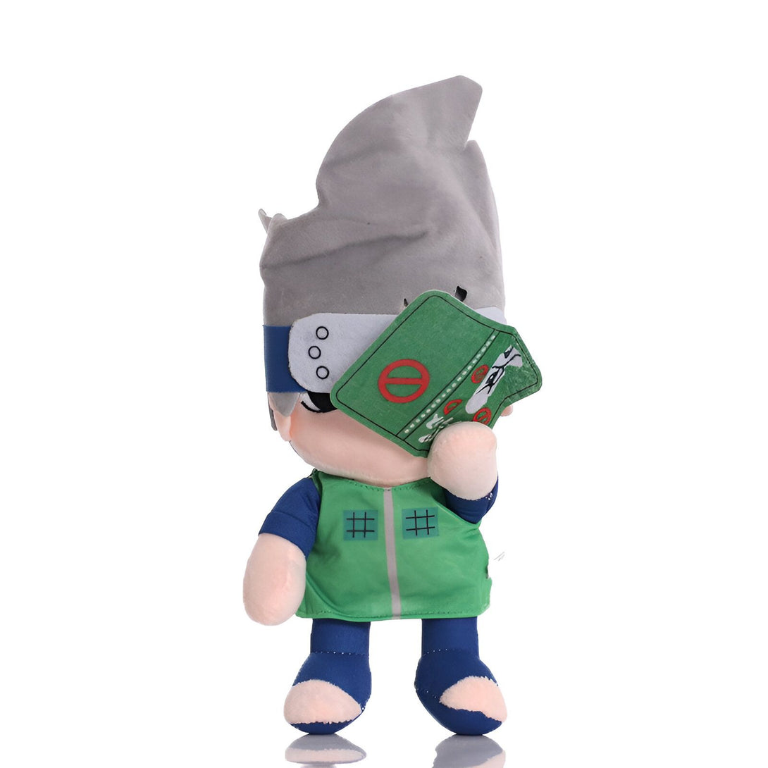 Peluche Kakashi Hatake de Naruto, portant son bandeau et son masque, en tenue verte et bleue. La peluche est douce et idéale pour les fans de l'anime.