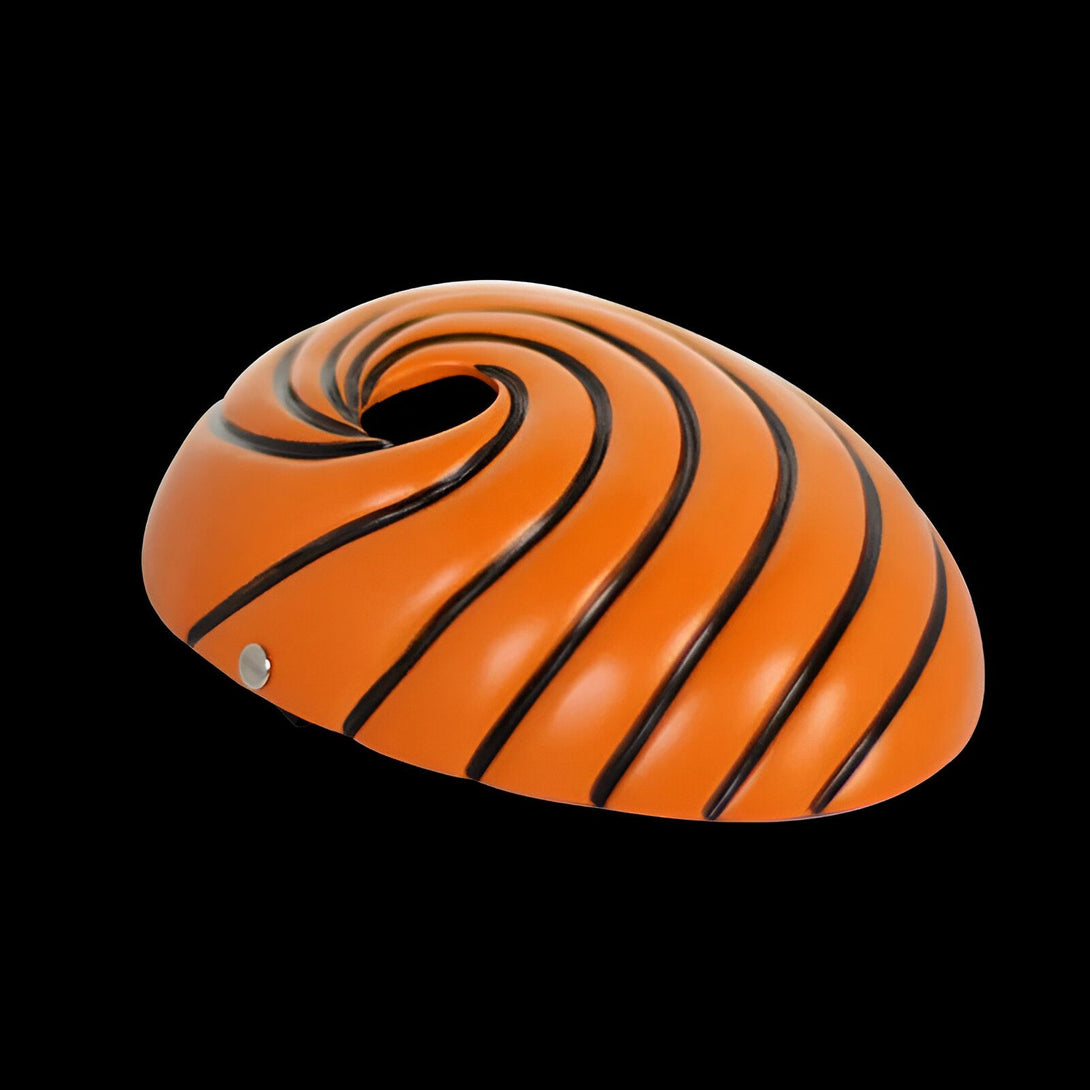Masque d'Obito Uchiha, un personnage populaire de l'anime Naruto, avec un design orange et noir.