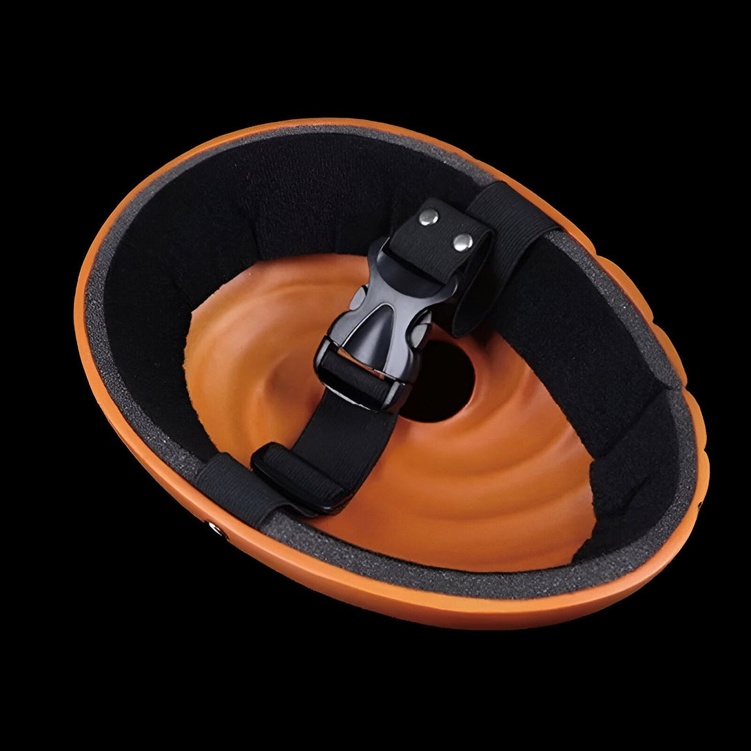 L'intérieur d'un masque de ninja orange avec une sangle noire ajustable. Le masque est rembourré pour un confort optimal.