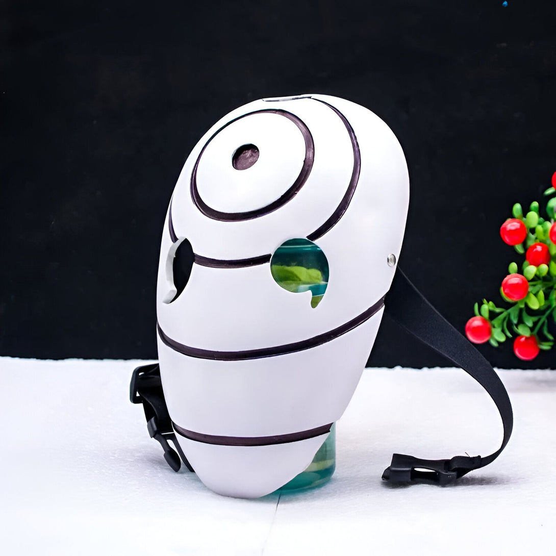 Masque de Pain, le personnage de l'anime Naruto, avec un design blanc et noir. Le masque est en plastique et comporte une sangle noire. Le masque est parfait pour les fans de Naruto et pour les déguisements.