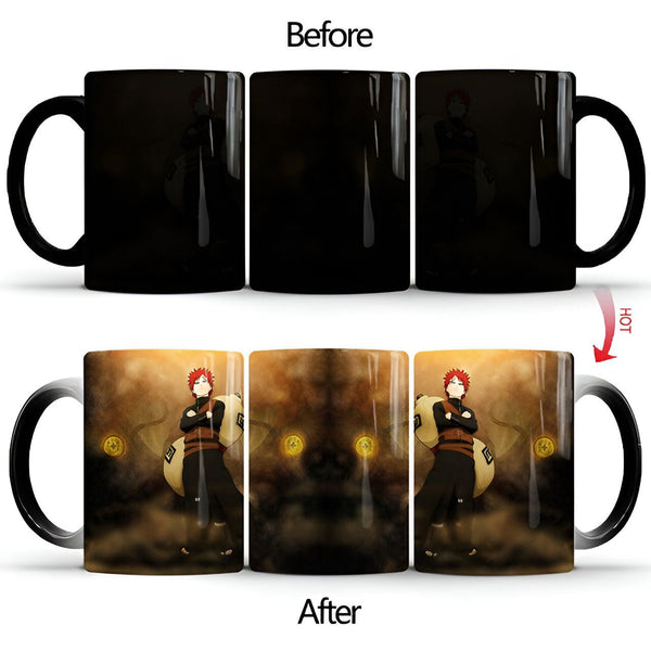 Une tasse à café noire avec une image cachée de Gaara de Naruto qui apparaît lorsque la tasse est remplie d'une boisson chaude.  La tasse est noire avant que la chaleur ne révèle l'image de Gaara.