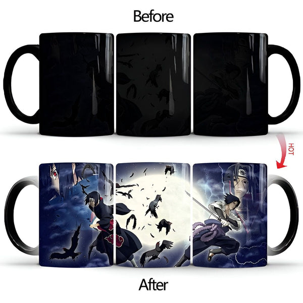 Une tasse à café magique avec un design Naruto. La tasse est noire et montre un dessin d'Itachi Uchiha et Sasuke Uchiha quand elle est froide.  Quand la tasse est chaude, le dessin devient visible avec des corbeaux et un fond de ciel nocturne.  Un cadeau parfait pour les fans de Naruto.