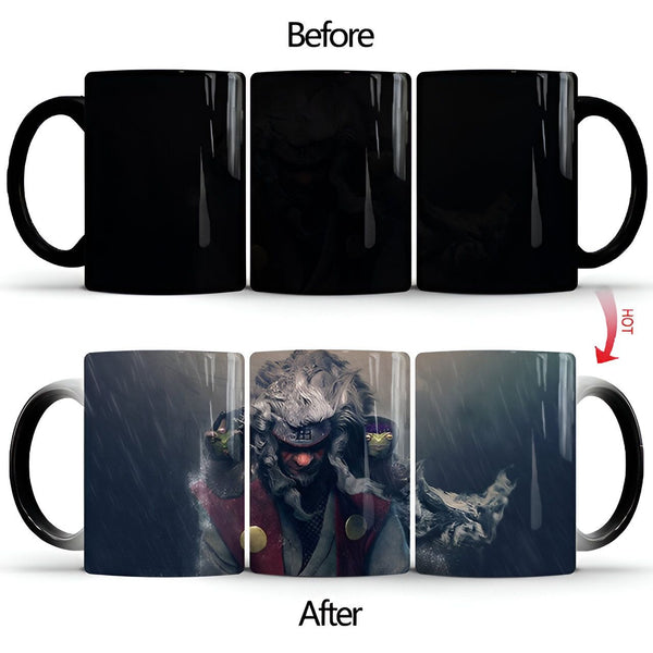 Tasse à changement de couleur avec l'image de Jiraiya, un personnage de l'anime Naruto, sous la pluie. La tasse est noire lorsqu'elle est froide et révèle l'image lorsqu'elle est remplie de boisson chaude.