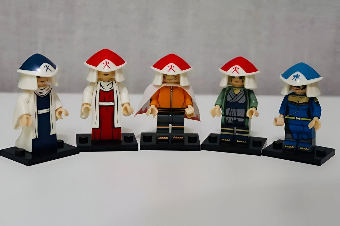 Cinq figurines LEGO représentant des personnages de l'anime Naruto portant des vêtements et des accessoires caractéristiques de l'univers Naruto.