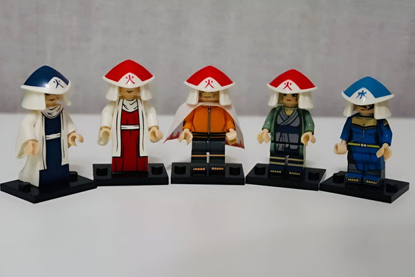Cinq figurines LEGO représentant des personnages de l'anime Naruto portant des vêtements et des accessoires caractéristiques de l'univers Naruto.