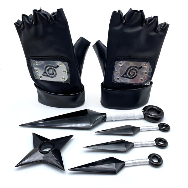 Gants noirs en cuir avec le symbole du village caché de Konoha et des armes ninja, comme des shurikens et des kunais. Articles de merchandising Naruto.