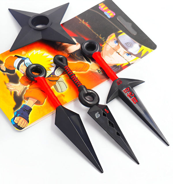 Trois kunaï de Naruto avec des cordes rouges, un shuriken noir et un emballage de personnage de manga.