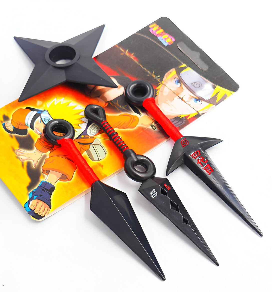 Ensemble de trois kunai et un shuriken Naruto avec un design rouge et noir sur une carte illustrée de Naruto Uzumaki.
