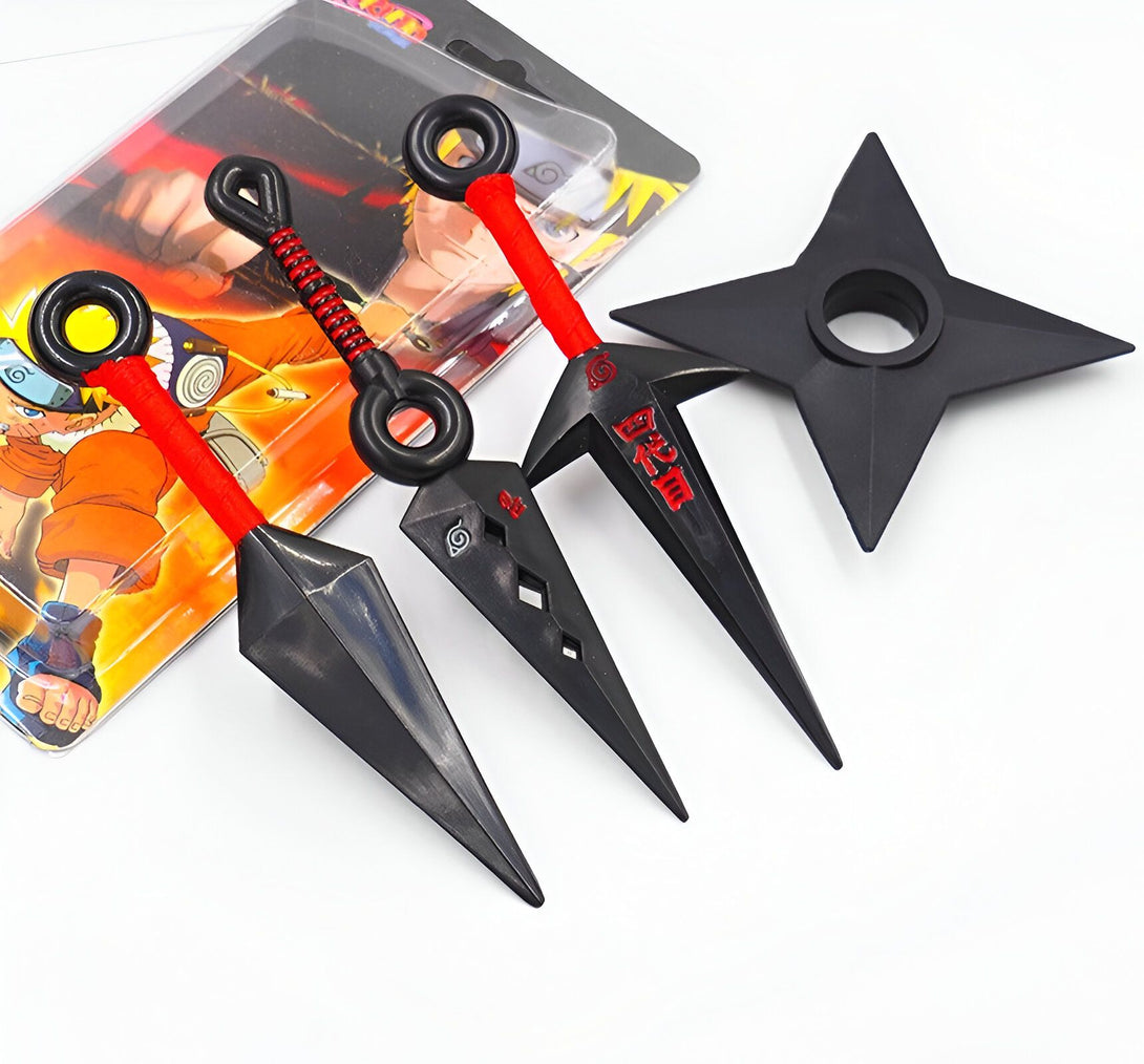 Ensemble de trois kunais et un shuriken noirs avec des détails rouges. Les kunais ont des cordons rouges et des logos de l'organisation de Konoha. Le shuriken a également un logo de Konoha au centre.  Ces armes blanches de ninja sont parfaites pour tout fan de Naruto.