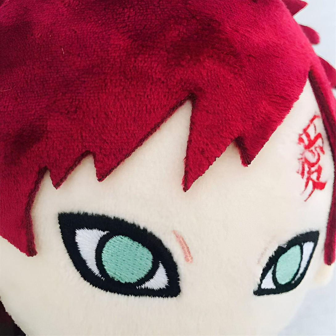 Peluche de Gaara de Naruto avec ses cheveux roux caractéristiques, ses yeux verts et son symbole sur le front.