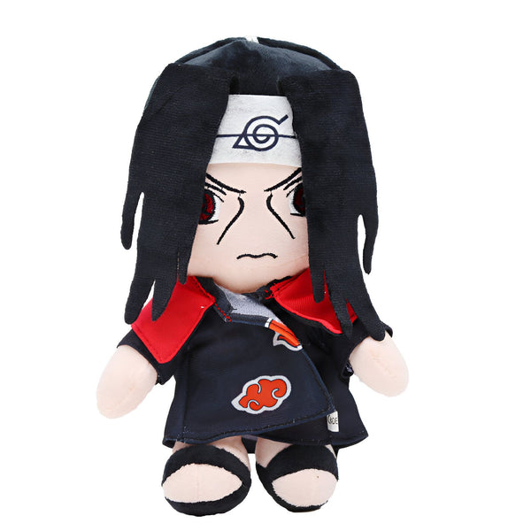 Peluche de l'anime Naruto représentant Itachi Uchiha, portant son costume noir avec le symbole Akatsuki sur la poitrine et le bandeau de Konoha sur la tête.  Il a les yeux rouges et une expression méchante.