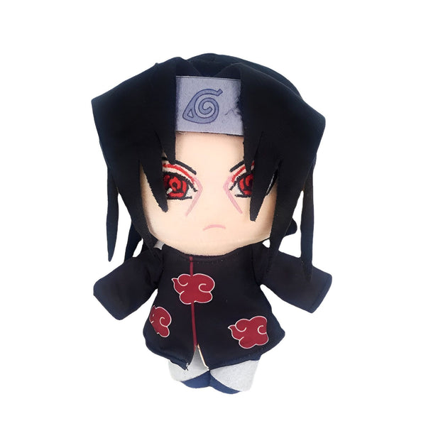 Peluche de Itachi Uchiwa de Naruto, portant son bandeau avec le symbole du clan Uchiwa et son célèbre manteau noir avec les nuages rouges.