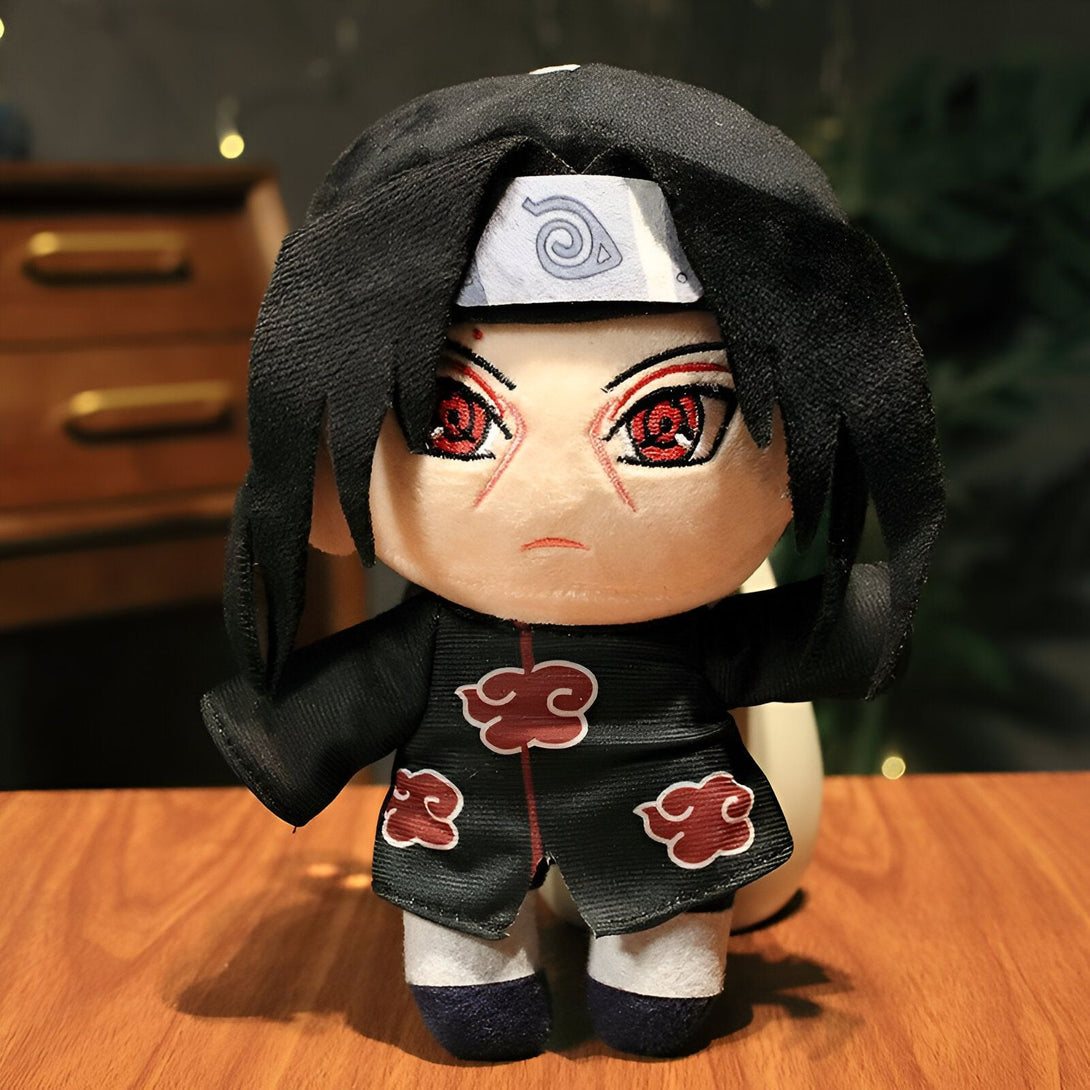 Peluche de Itachi Uchiha, un personnage populaire de l'anime Naruto, portant sa tenue emblématique et son bandeau. Idéal pour les fans de l'univers Naruto.